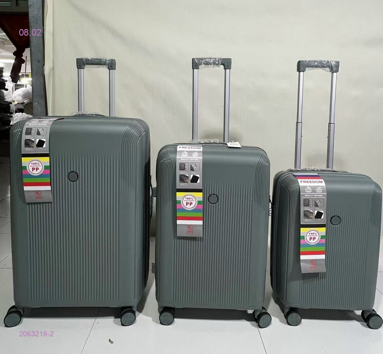 Чемодан 2063219-2